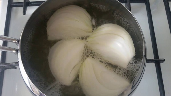 Kaynatılmış Soğan Suyunun Faydaları Nelerdir? Kaynatılmış Soğan Suyu Neye İyi Gelir?